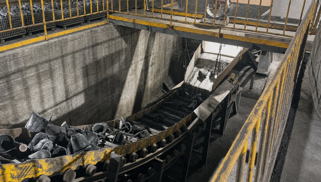 Shakeout, shot blasting and fettling